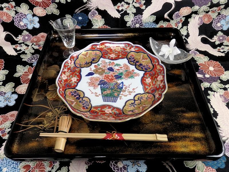 大聖寺伊万里　金襴手　百花繚乱　花籠に蝶の図　８寸半皿　E397AS-COa