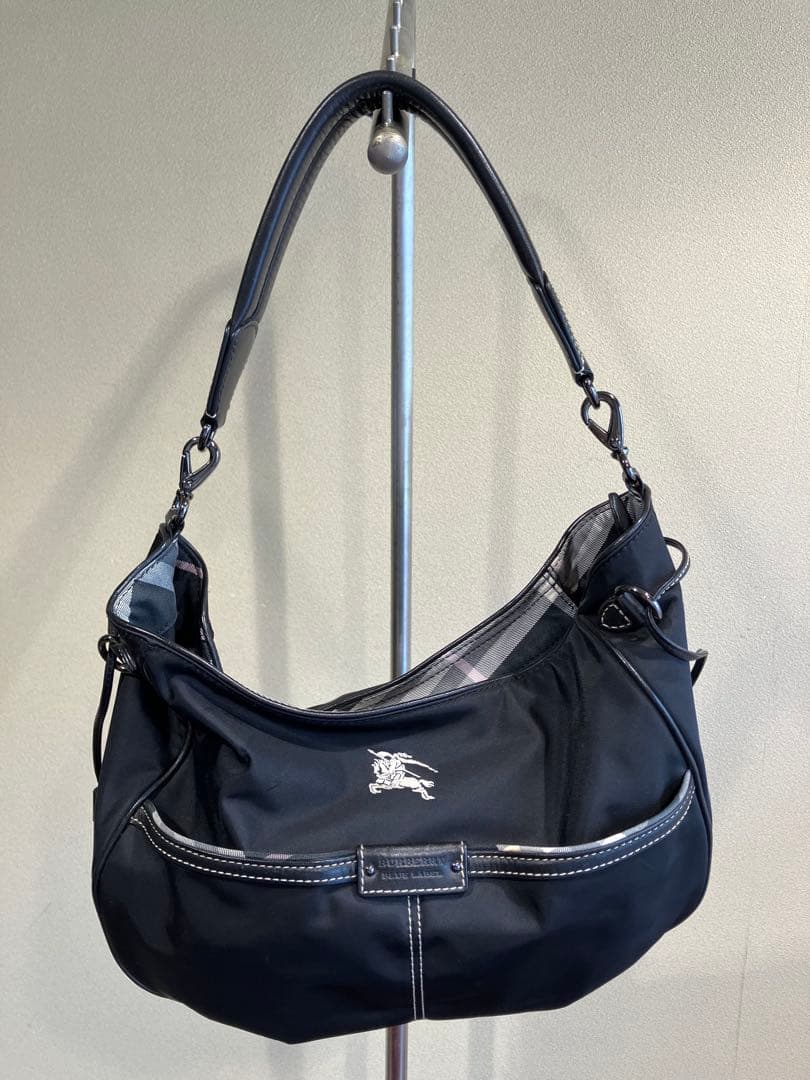 バーバリー　ナイロンバッグ　肩掛け可能　ノバチェック　刺繍ロゴ　ブラック￼