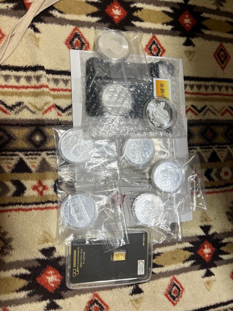 銀貨1オンスと金1g