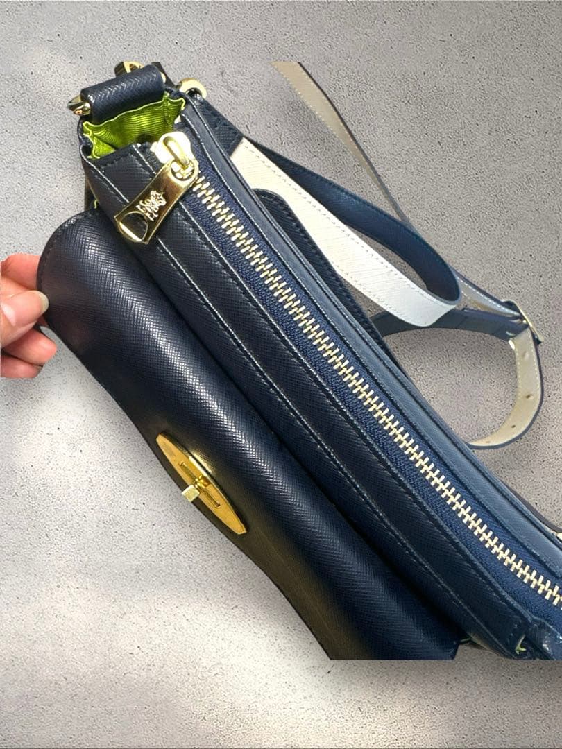 未使用級⭐︎A.D.M.J. レザー ショルダーバッグ　ターンロック 金具ネイビー