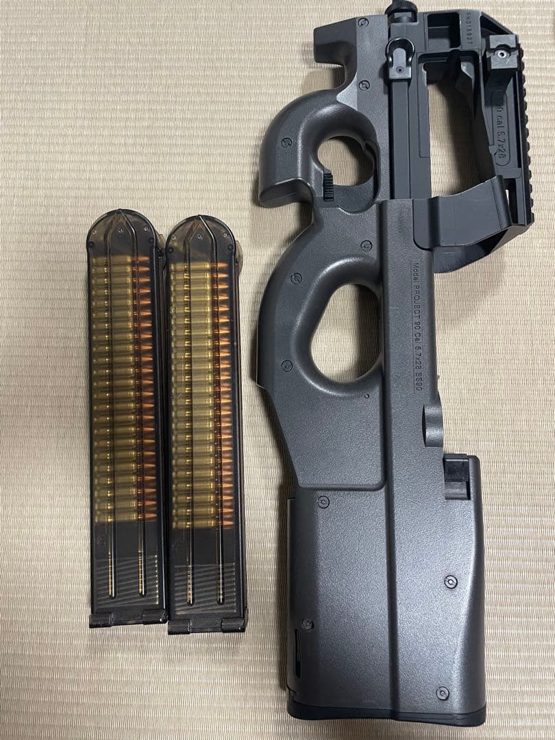 東京マルイ電動ガン　P90 マガジン2本 &キャリングバッグ付き