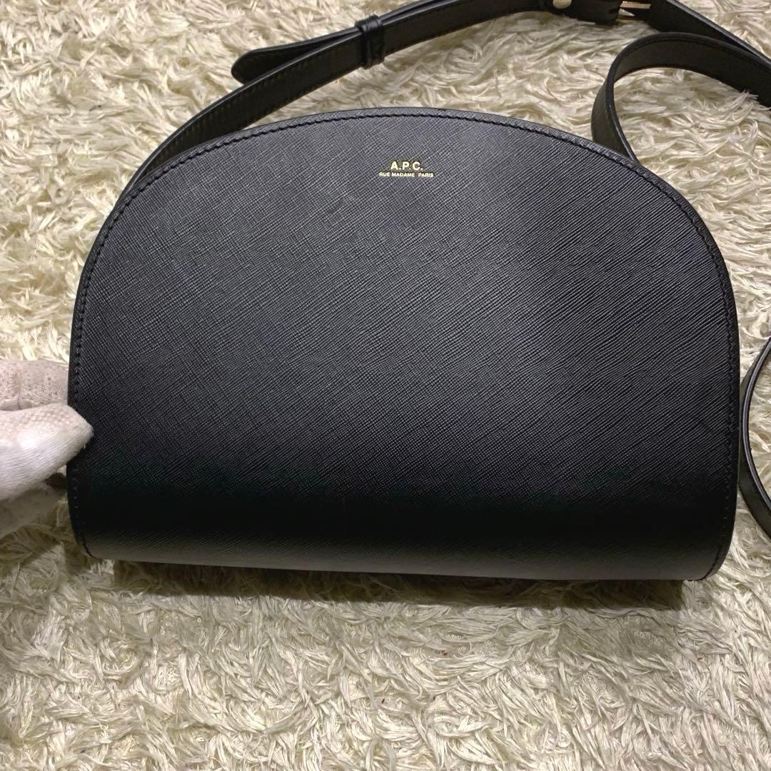 美品✨A.P.C. ショルダーバック　ハーフムーン　エンボス加工　ブラック
