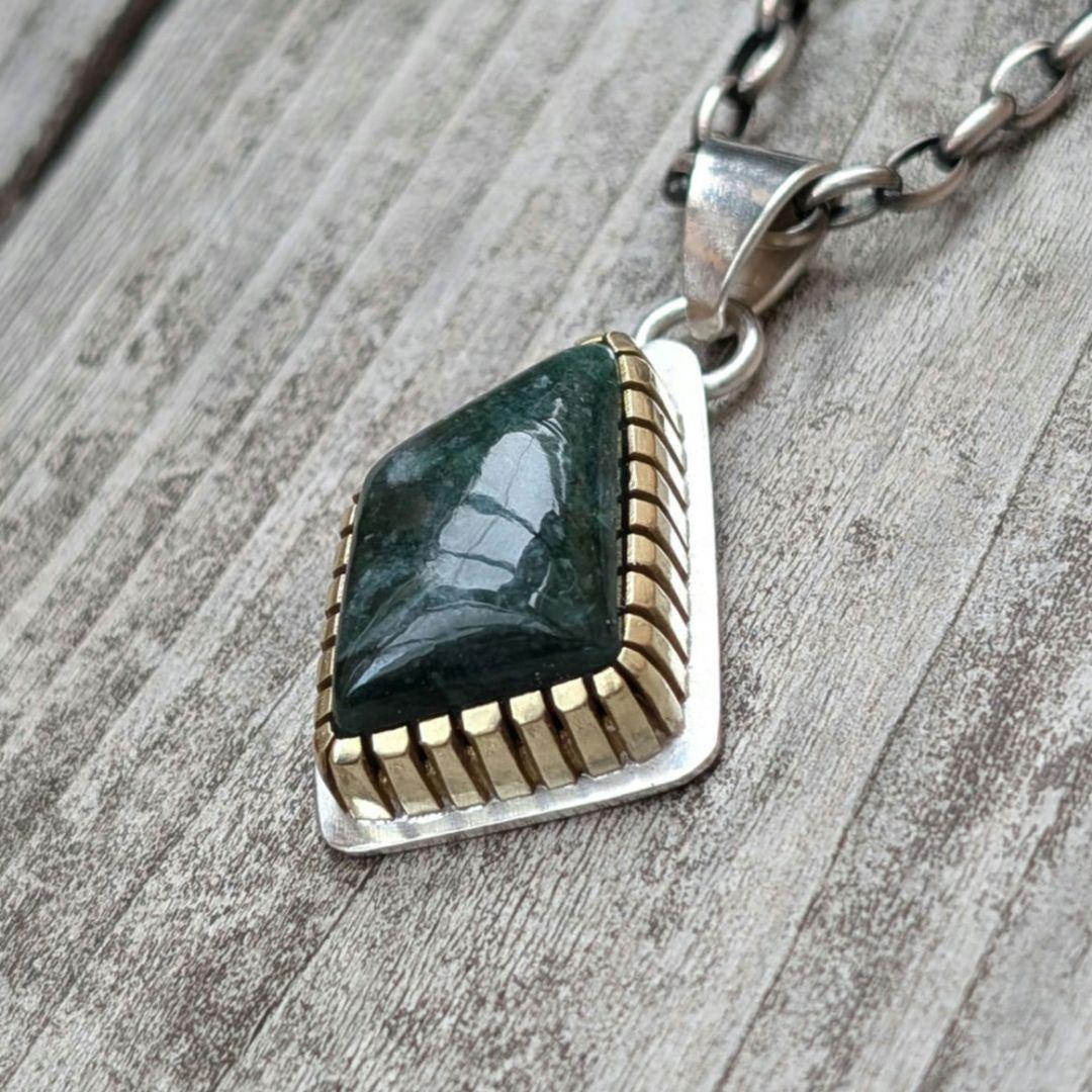 ハンドメイドの糸魚川翡翠トップ　ネックレストップ　インディアンジュエリー風