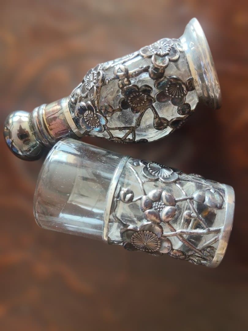 梅花模様のガラスと金属製装飾品、オ−ルドシルバー-