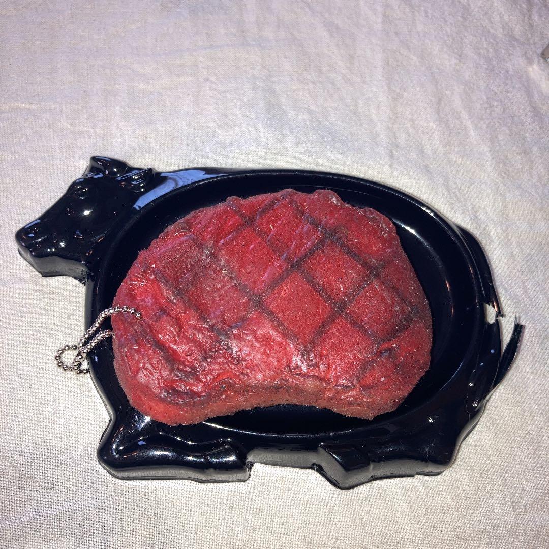 キーホルダー　ステーキ　スクイーズ　皿部品一部破損