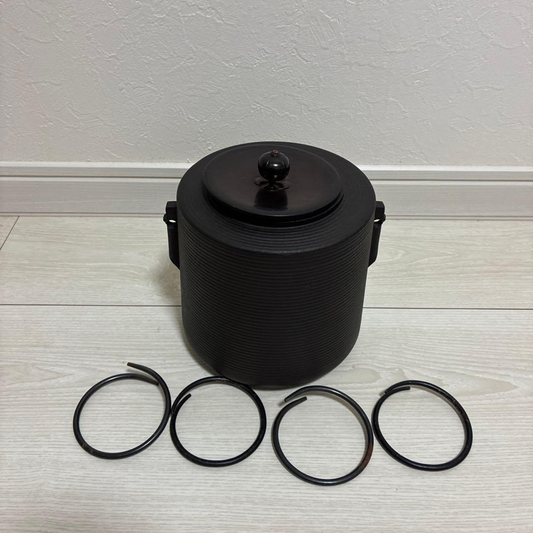 茶道具　志きの　糸目　筒釜 　　　　　　　蓋は唐銅製（釜かん付）