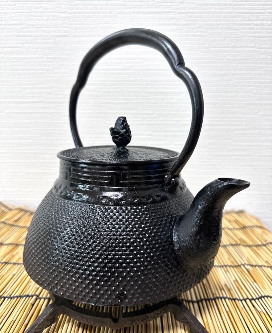 新品、供箱等付属品付　南部岩鋳四代目清末作 　真作保証　１８型アラレ　南部鉄瓶