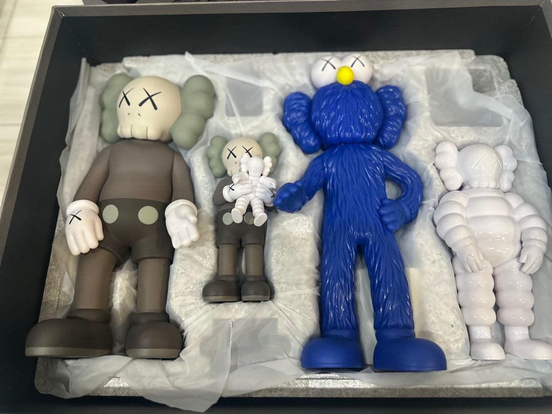 kaws family brown カウズ フィギュア
