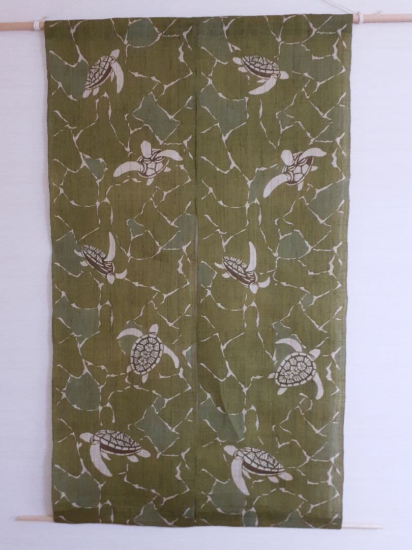 ウージ染め　タペストリー　ウミガメ