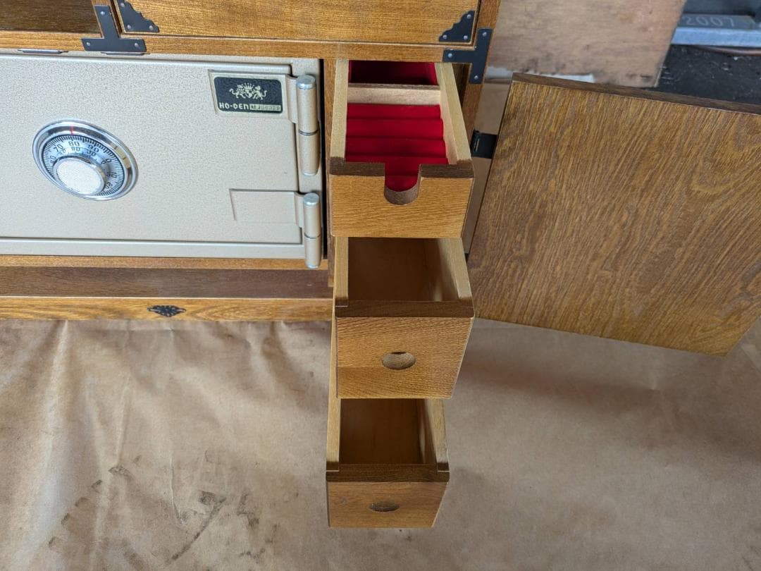 木製箪笥 4引き出し 格子窓付き（金庫付）