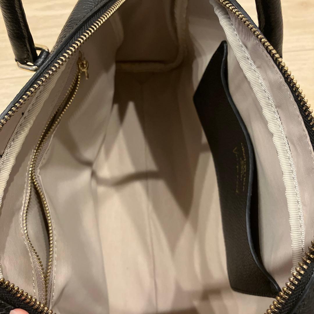 CHRISTIAN VILLA チャーム付きシュリンクレザーハンドバッグ