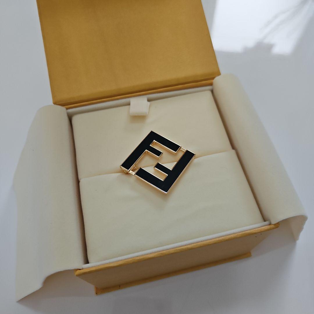 Fendi ブローチ 黒・金
