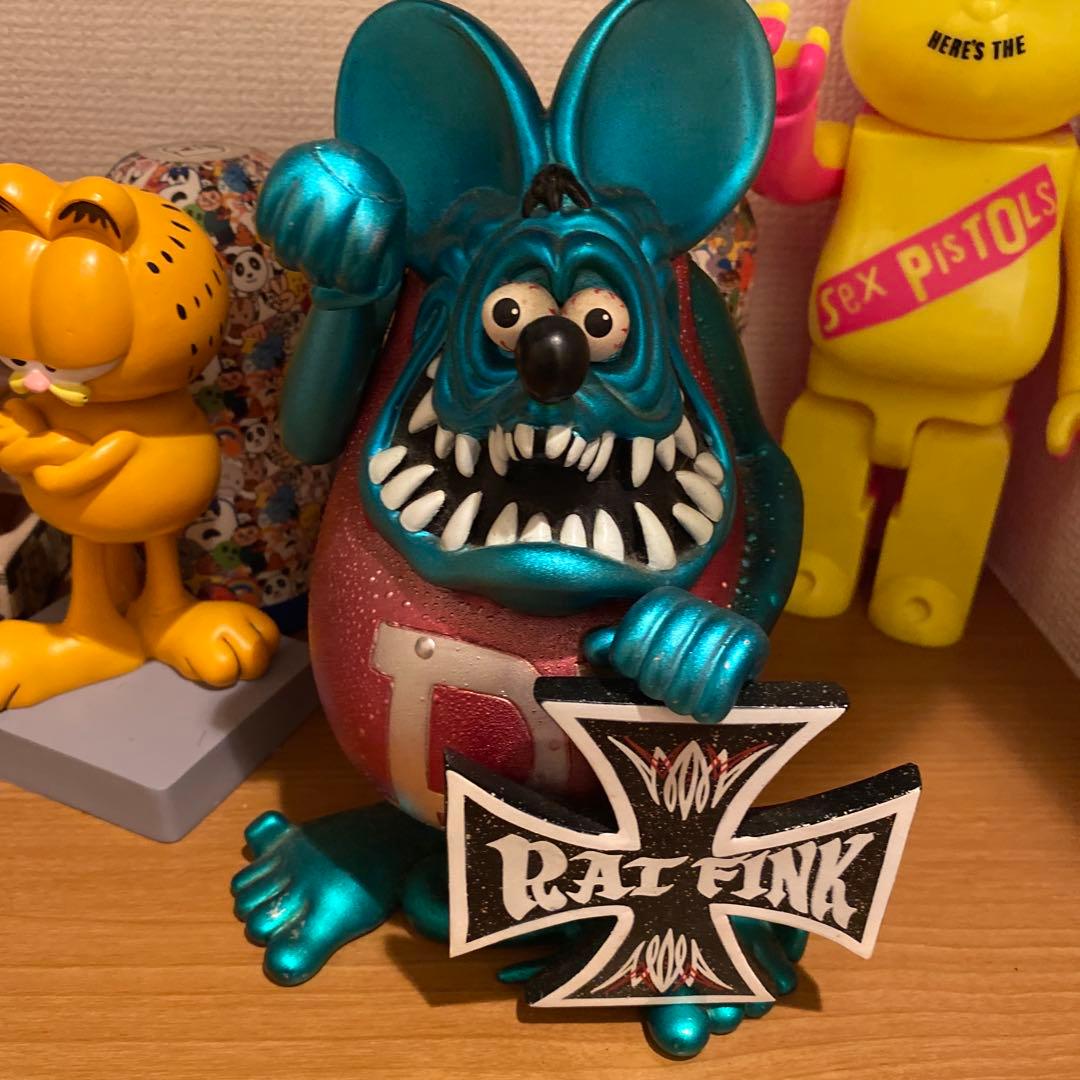 RAT FINK フィギュア ソフビ メタリックブルー ピンク
