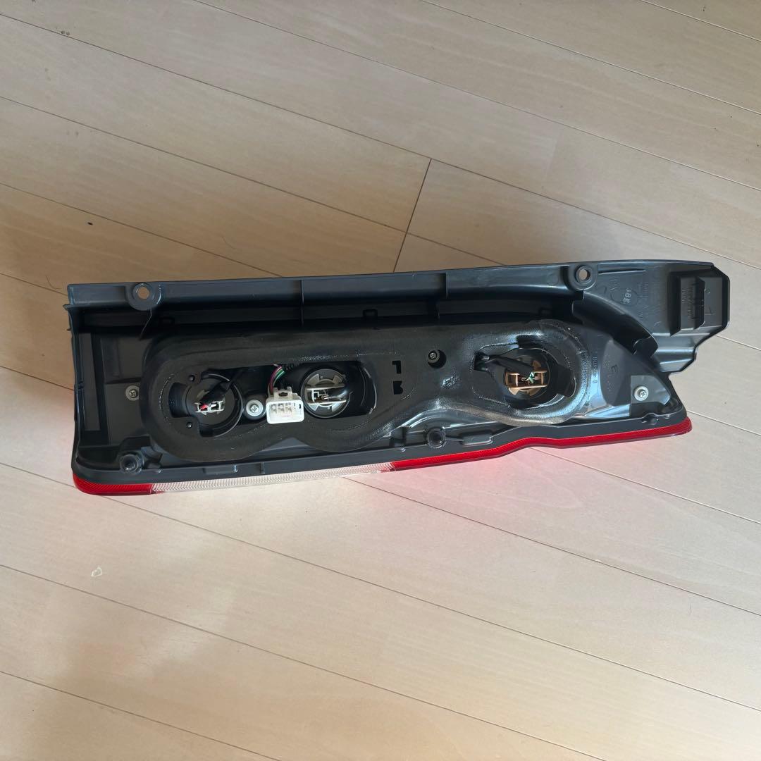 ハイエース純正テールランプ 左右セット 未使用