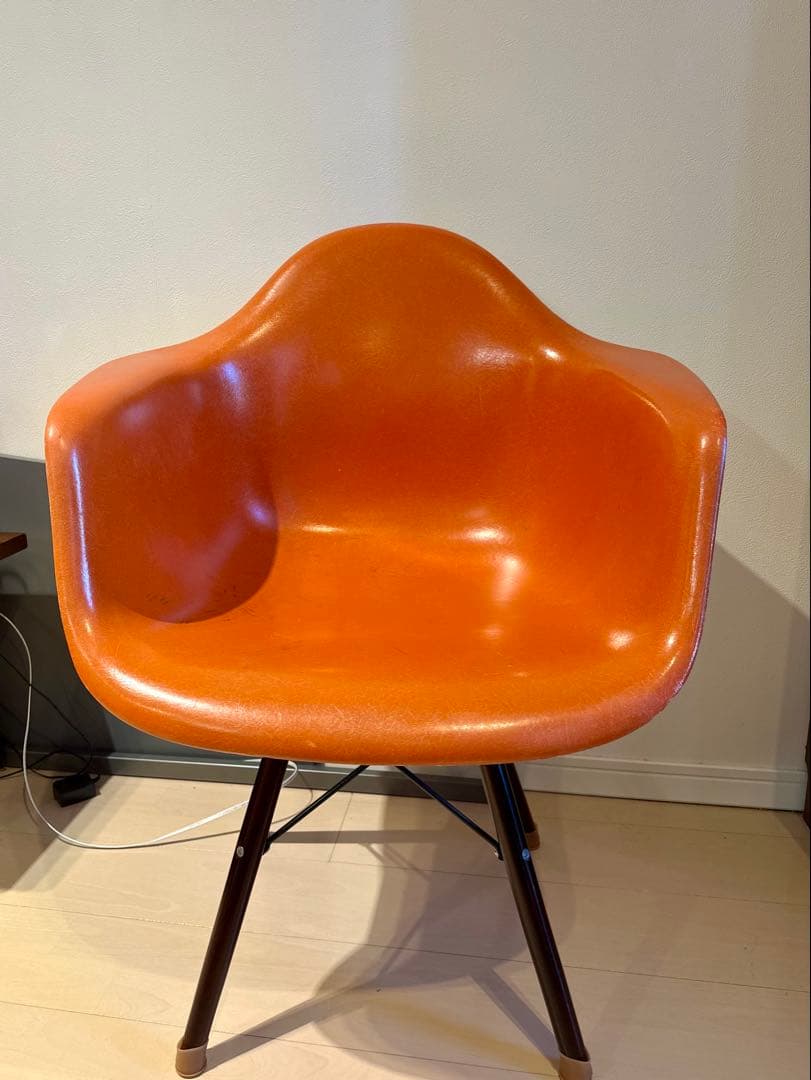 ビンテージ　イームズ　ハーマンミラー　オレンジ アームチェア 木製脚 小傷あり