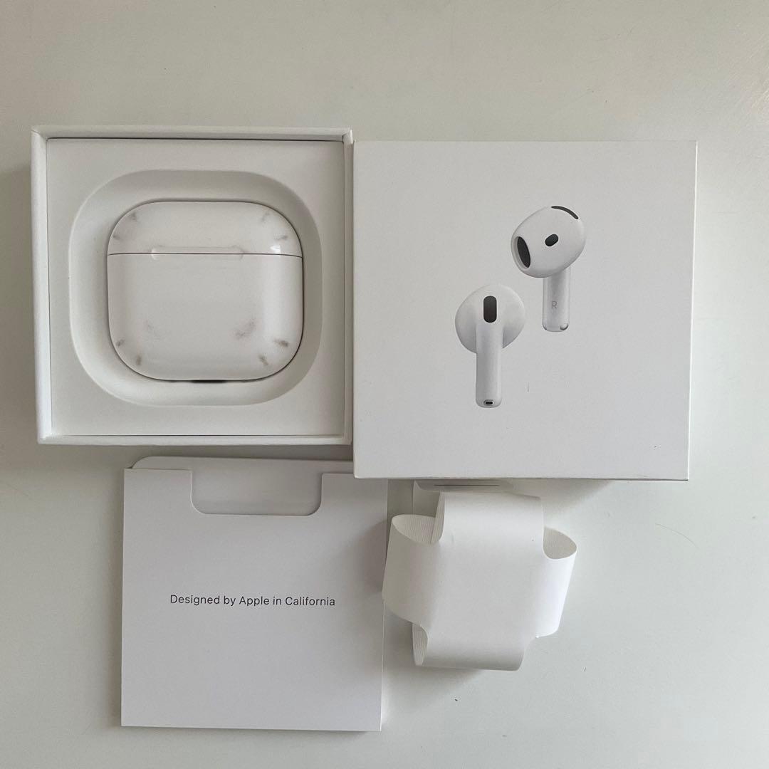 AirPods4ノイズキャンセル搭載　本体と左耳