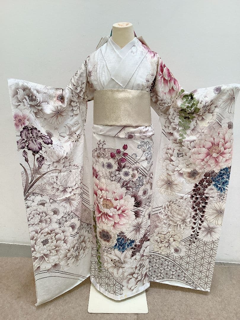 中村里砂　振袖のみ　白