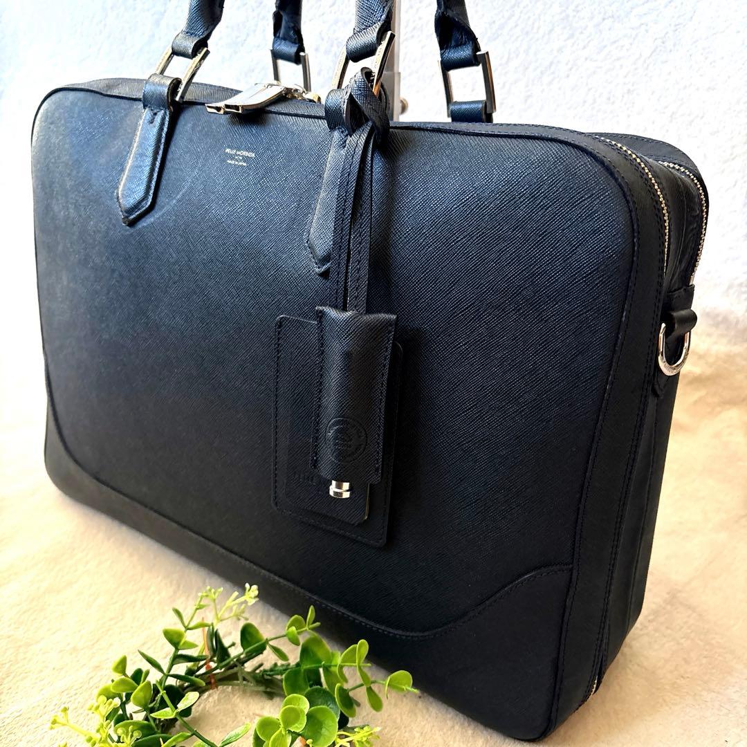 人気✨ペッレモルビダ　ビジネスバッグ ネイビーレザー　2層　パソコン収納可能