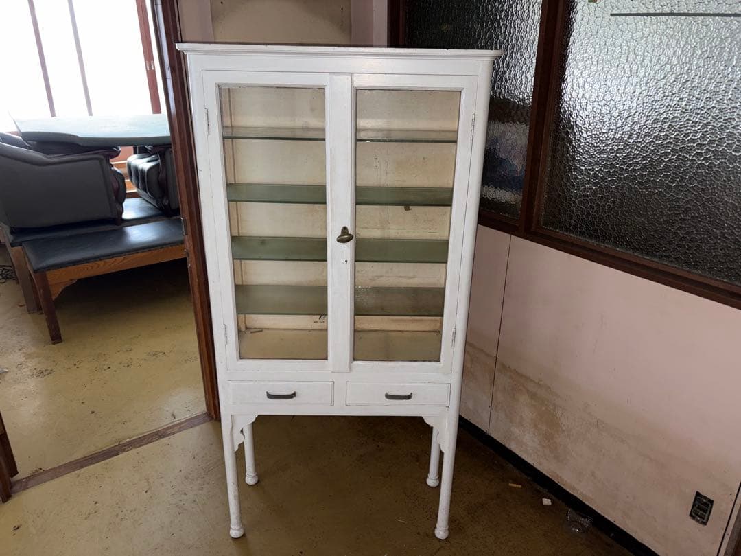 ヴィンテージ風ホワイトキャビネット