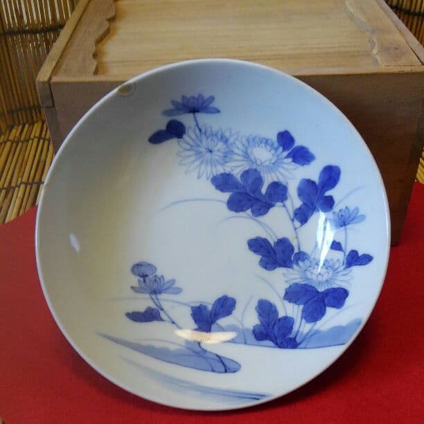 藍鍋島後期　野菊図　五寸　櫛高台