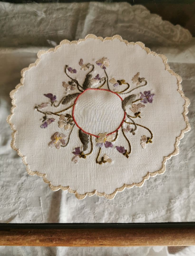 アンティーク ソサイエティシルク刺繍 3色菫 ヴィオラ リネンスカラップドイリー