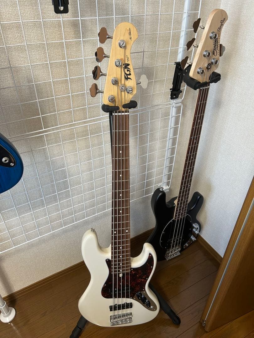 美品　FGN エレキベース ホワイト