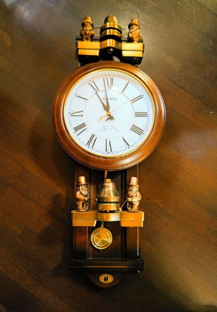 掛時計 装飾的彫刻付き（Small　World）昭和　レトロ