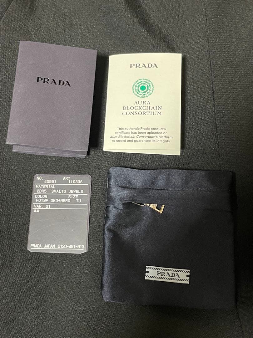 PRADA プラダ　エナメルメタル　ピアス