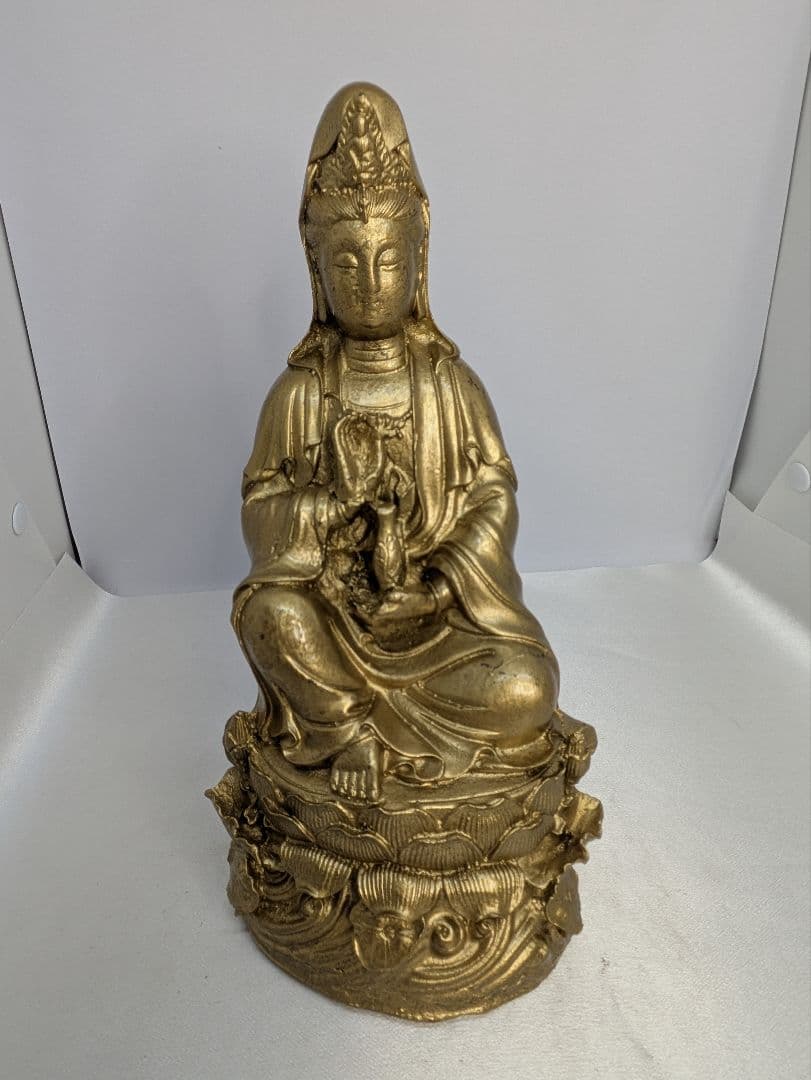 ☆b577、観世音菩薩座像 苦悩を観じて救済するとされる慈悲深い仏様