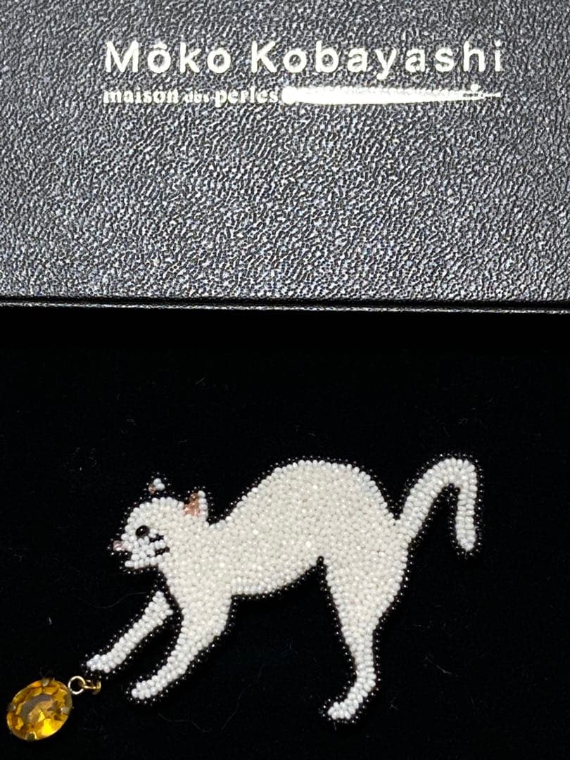 オ*ン様 小林モー子　maison des perles 猫に小判　ブローチ