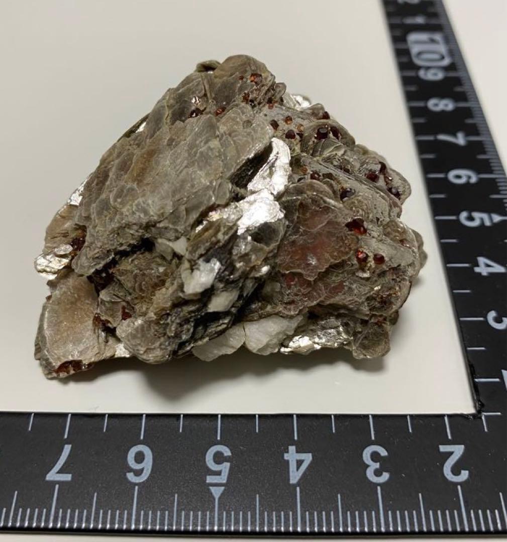 パキスタン産 白雲母上の満礬柘榴石 モスコバイト スペサルティン 外国産鉱物標本