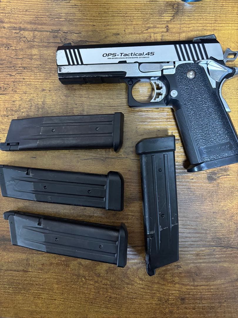 ハイキャパ45 ハンドガン 4本マガジン付き