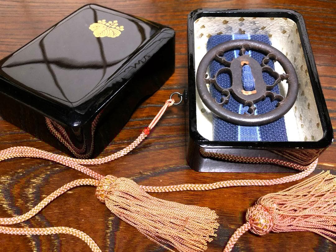 【 雁繋ぎ透し鍔 】　本漆五三桐紋手箱入り　江戸時代