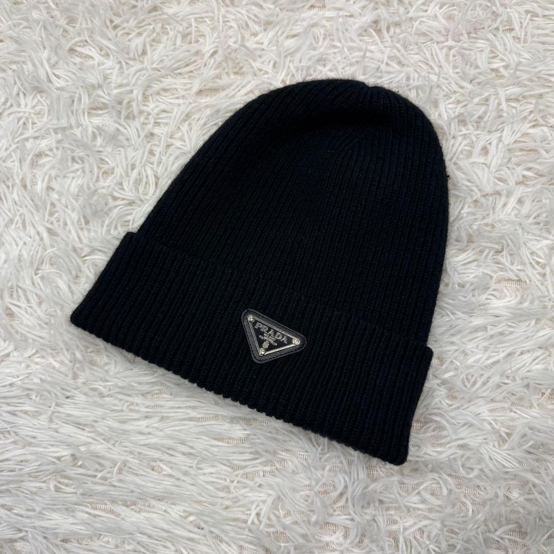 【人気】PRADA ニット帽　ロゴ　ブラック　三角　プレート