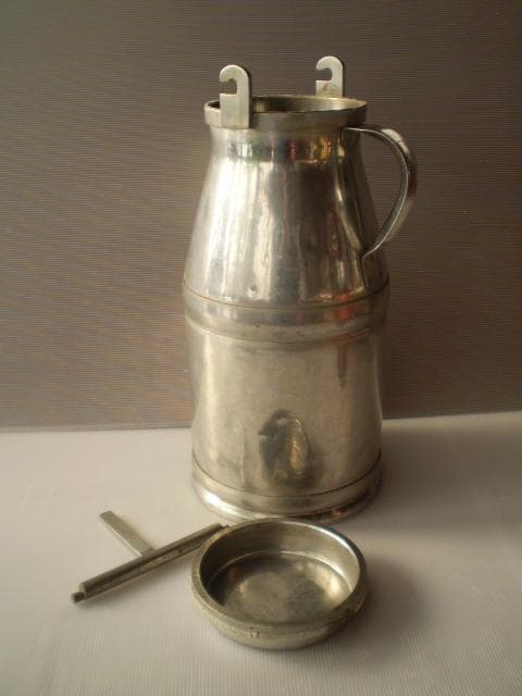 昭和レトロミルク缶。ガーデニング オブジェに如何でしょう。