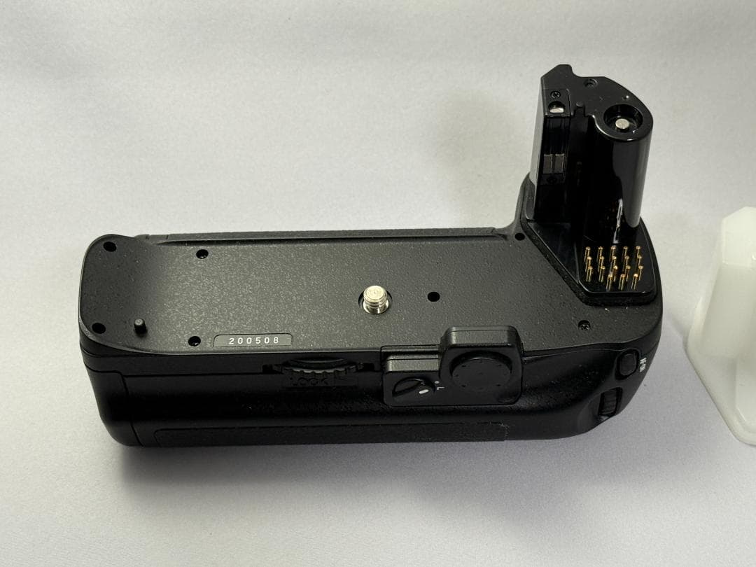 Nikon F6（バッテリーパック MB-40付き）