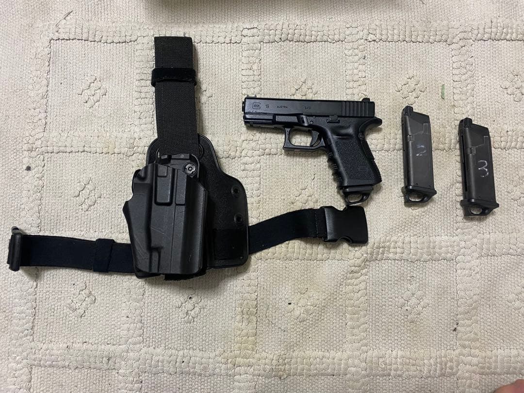 グロック19 9ミリピストル ホルスター 予備マガジン付き 東京マルイ　ガスブロ