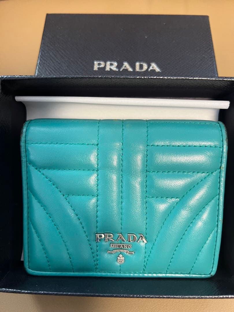 ★PRADA 折り財布　キルティング　水色★