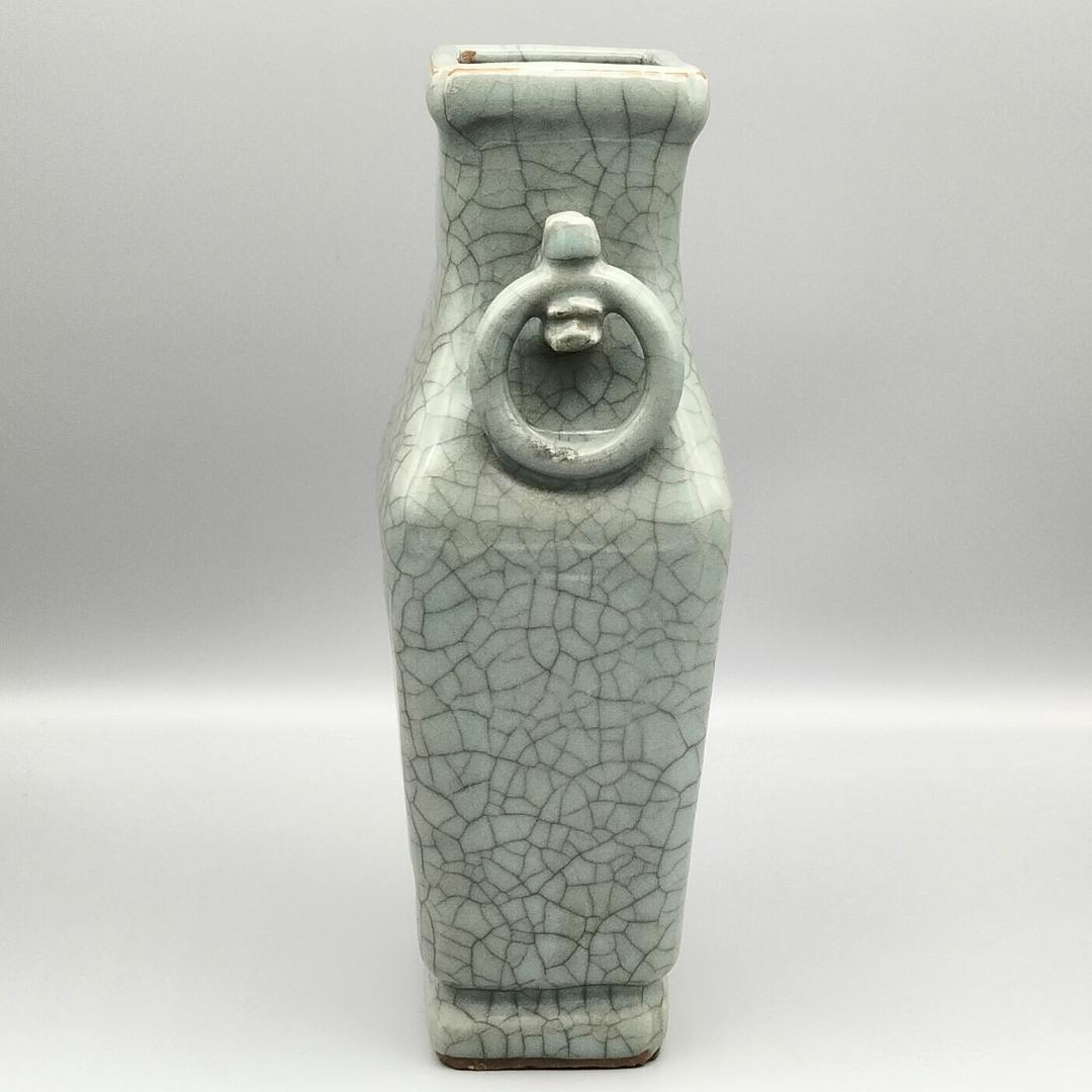 中国古玩 貫入青磁 陽刻花文 二耳 花瓶