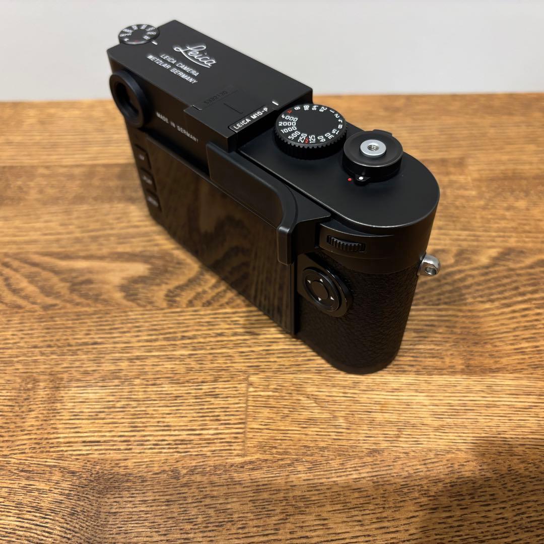 M10-P ボディ + 純正サムレスト 予備バッテリー付属