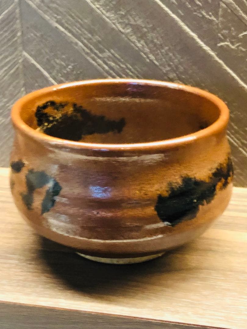 究極の古美術◾️蔵から茶黒のめちゃくちゃ雰囲気のある抹茶茶碗が出て来ました。