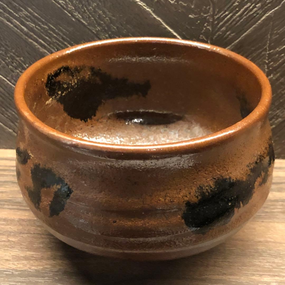 究極の古美術◾️蔵から茶黒のめちゃくちゃ雰囲気のある抹茶茶碗が出て来ました。