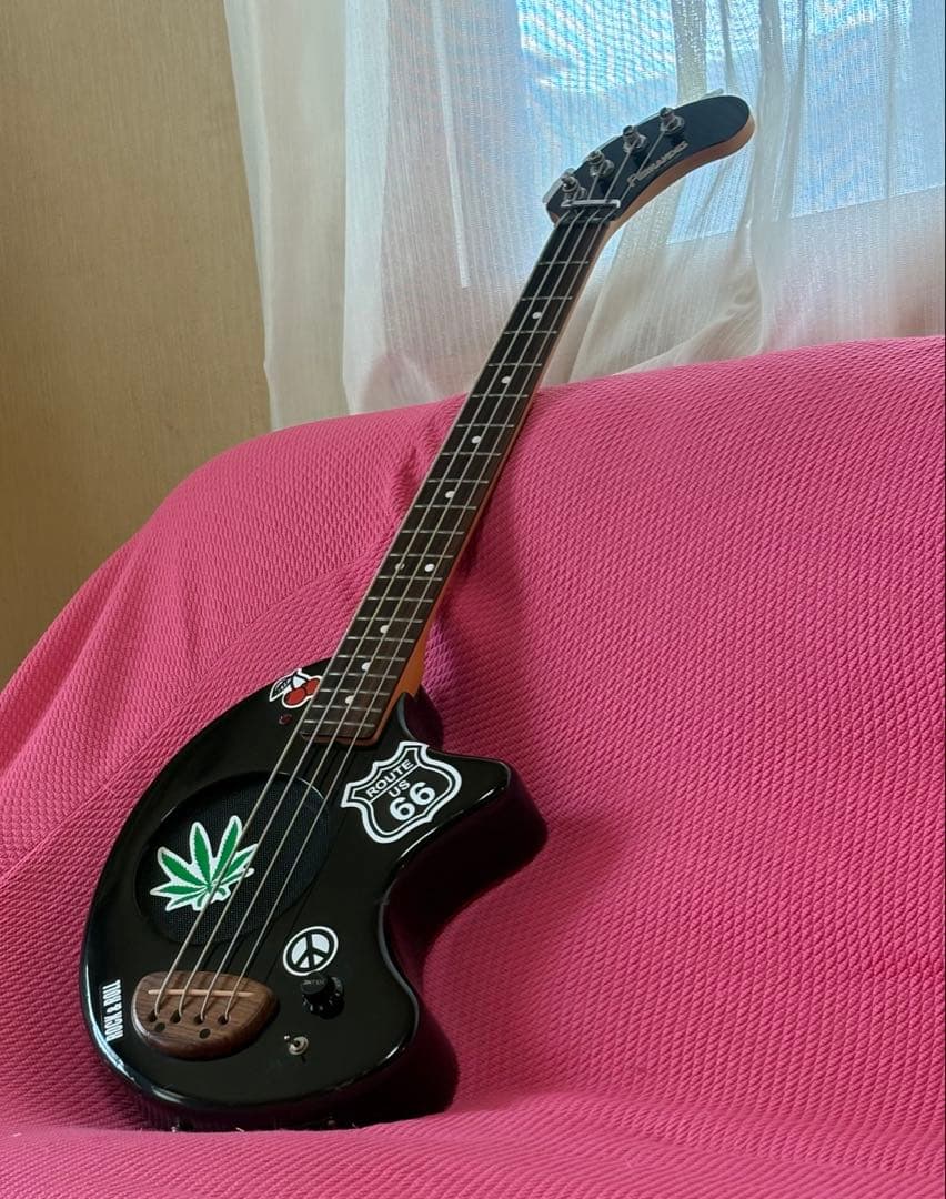 ブラックエレキベース ステッカー付き