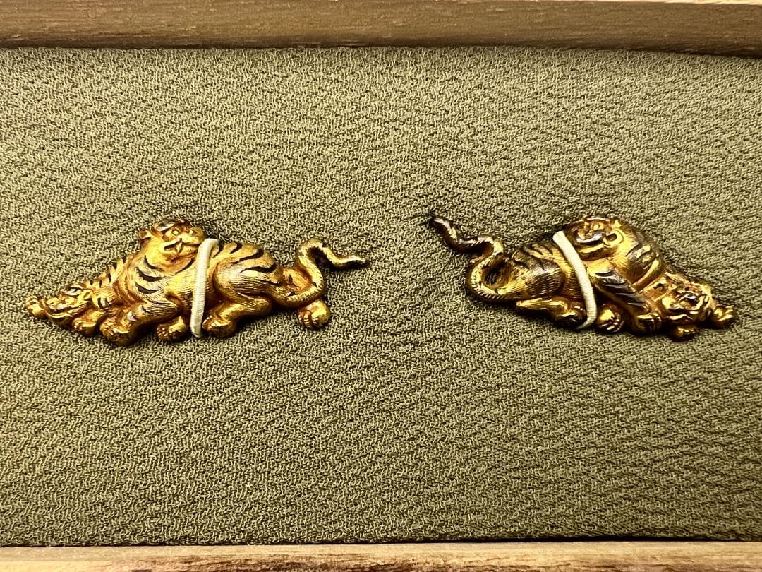 【海】江戸明治金工　虎親子　手彫　目貫一体　銅製鍍金　骨董品　専用箱付
