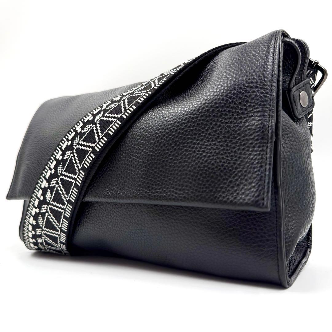 WEB限定イアパピヨネ 柄ワイドテープ ショルダーバッグ ブラック 幾何学 模様