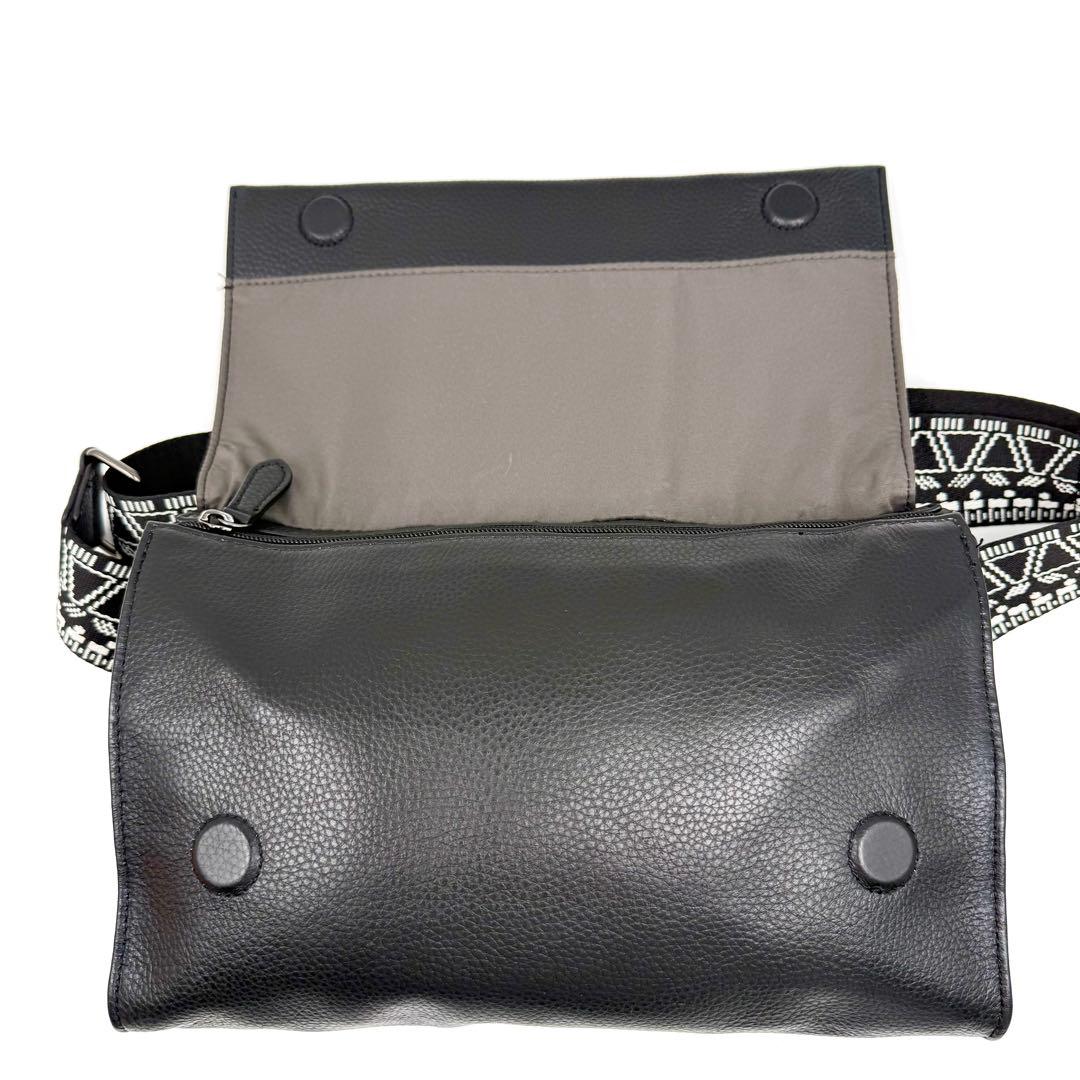 WEB限定イアパピヨネ 柄ワイドテープ ショルダーバッグ ブラック 幾何学 模様