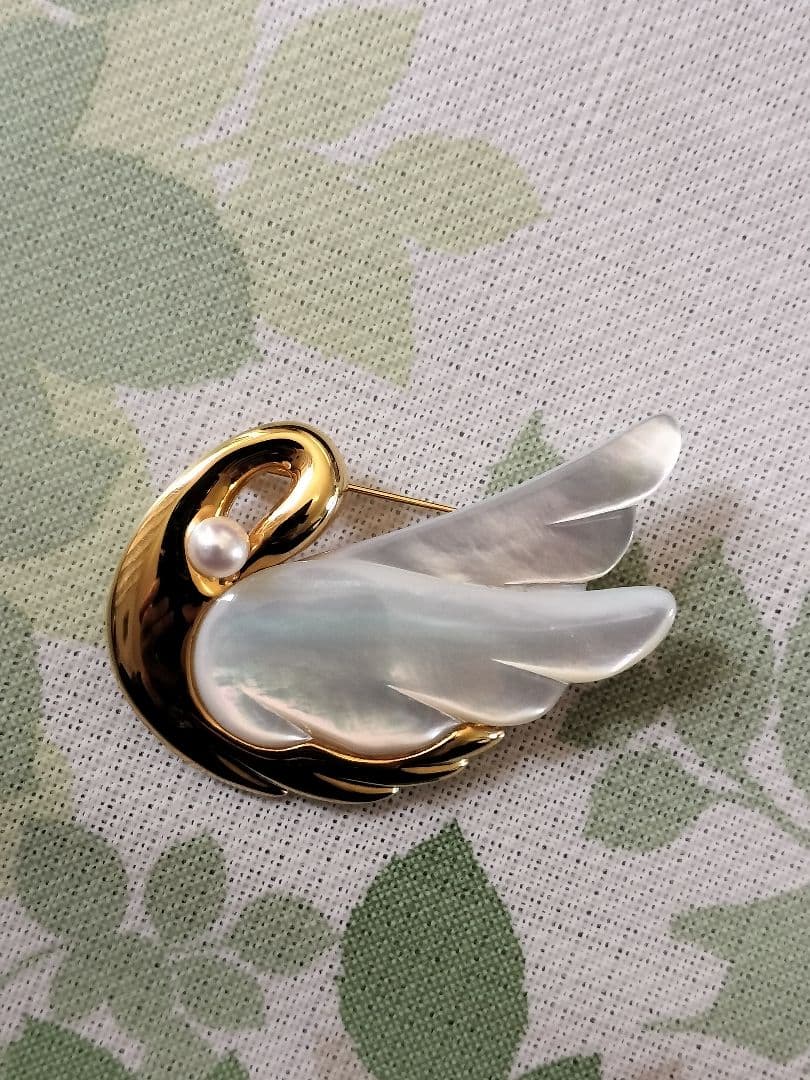 田崎白鳥デザインのブローチ