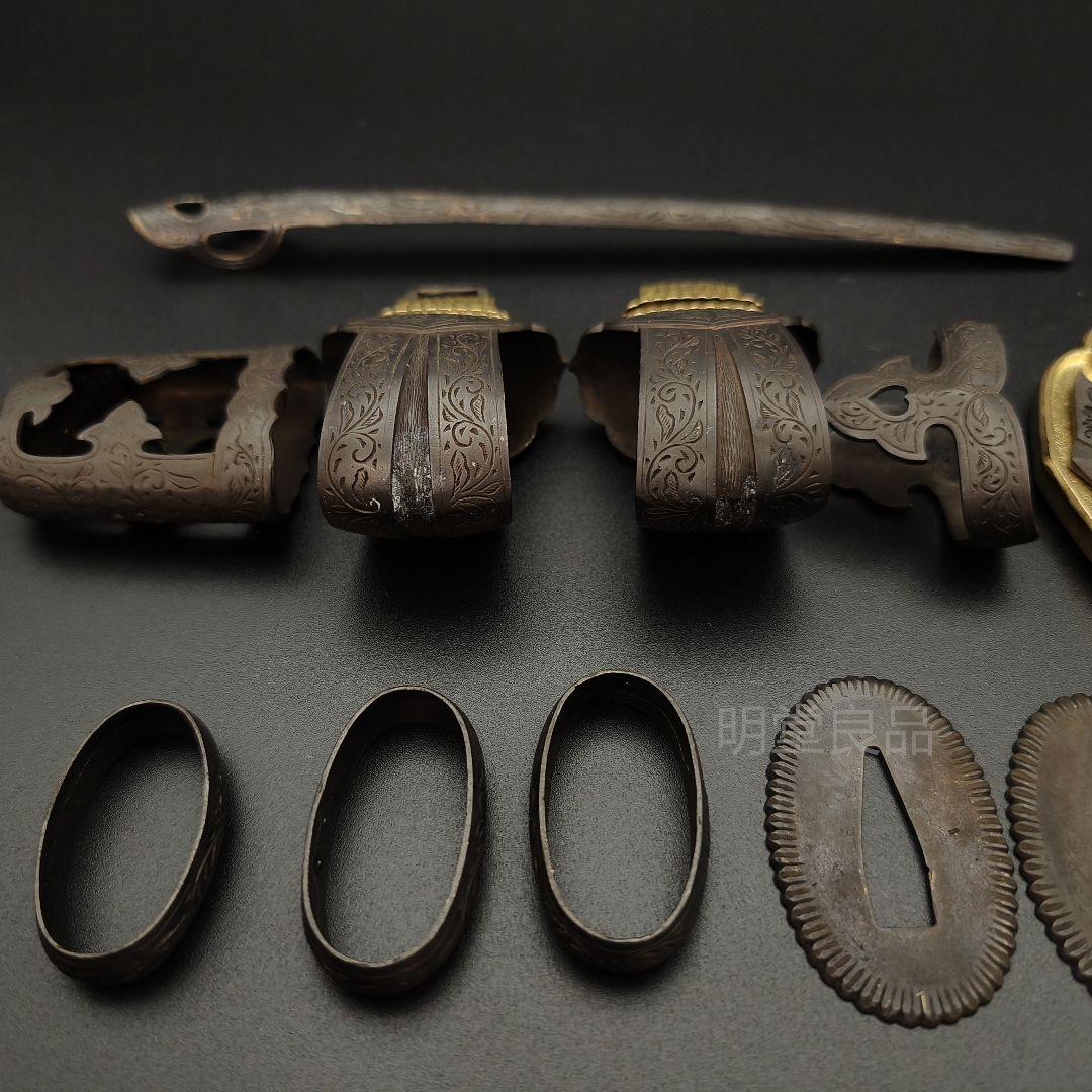 飾り太刀　太刀金具　煮黒　毛彫作　刀鍔　目貫　縁頭　切羽　鐺　柄鞘一式金具　銅製