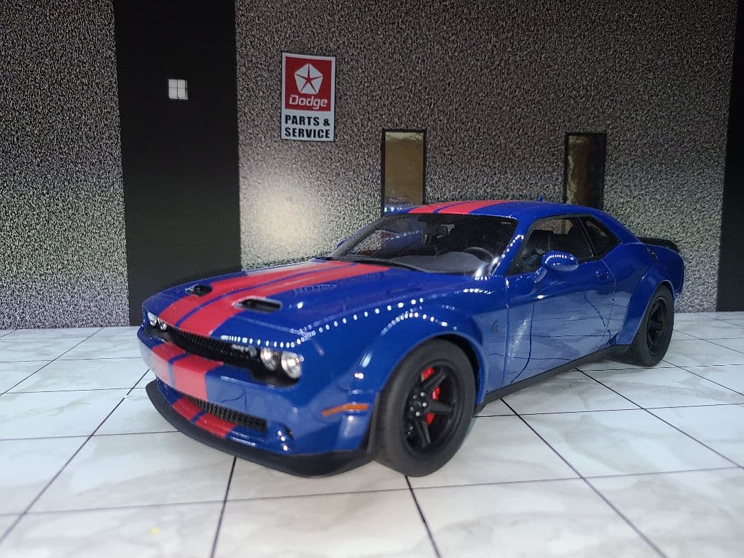 Dodge Challenger ミニカー 青と赤のストライプ 1/18