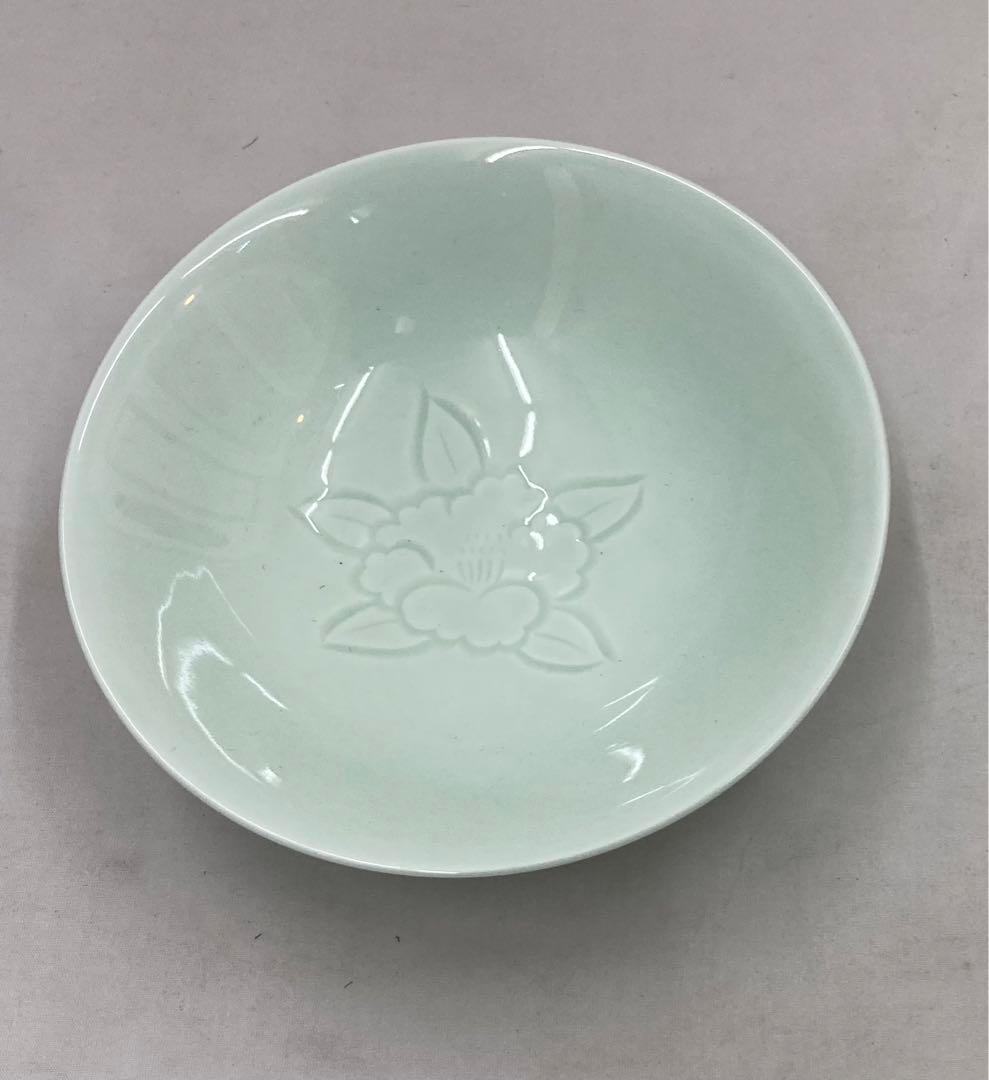 B139b  井上萬二　青白磁彫椿見込平茶碗　彫銘在　深皿　向付 箱は無し